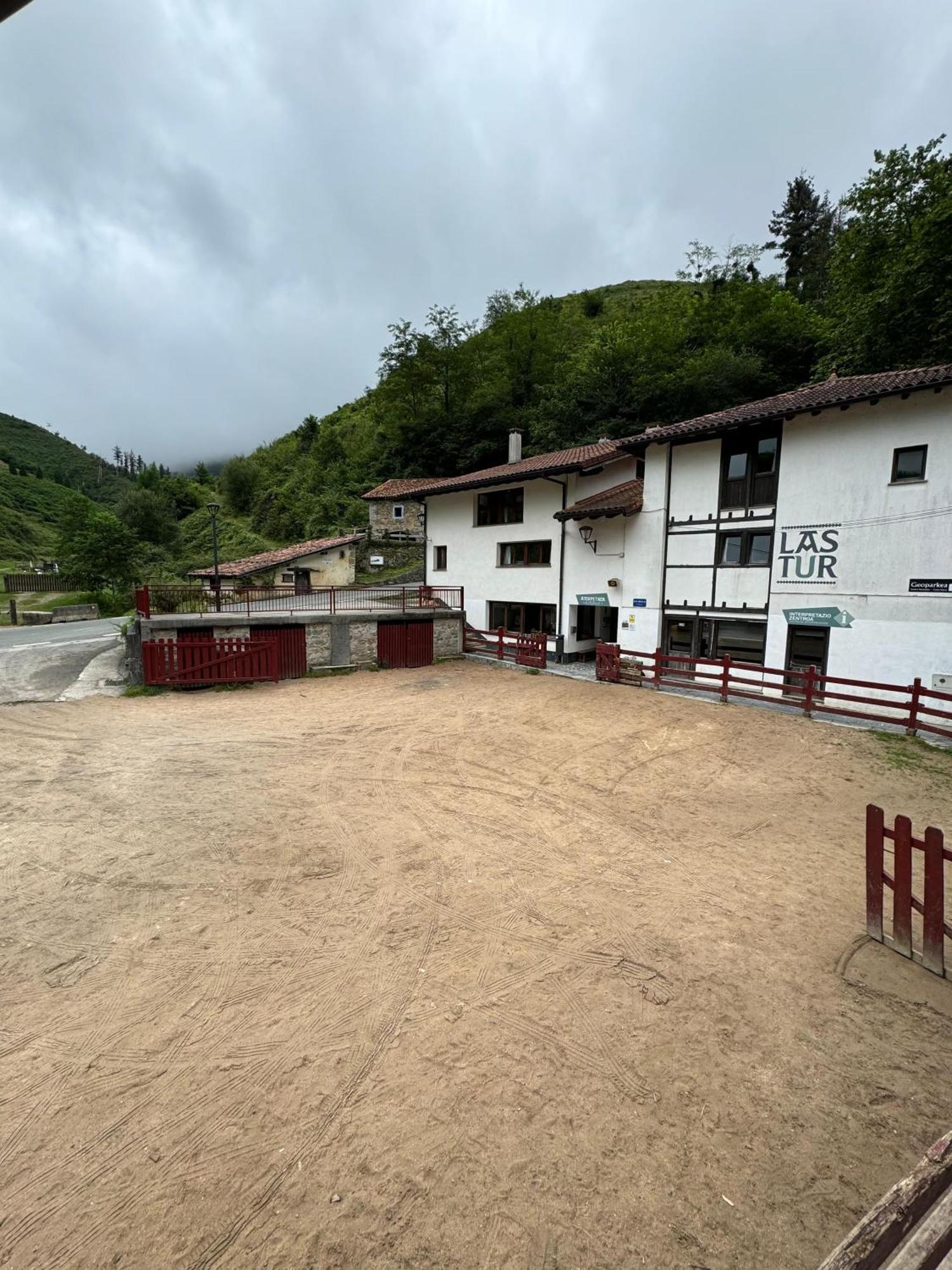 Hostel De Lastur